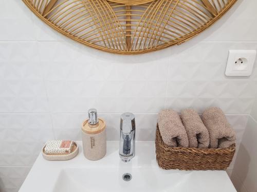 La salle de bains est pourvue d'un lavabo, de serviettes et d'un miroir. dans l'établissement Magnifique Cabanon avec jacuzzi et sauna, à Aubagne