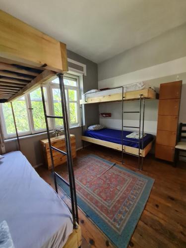 Katil dua tingkat atau katil-katil dua tingkat dalam bilik di Milingona City Center Hostel