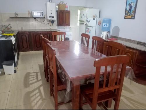 uma cozinha com uma grande mesa de madeira e cadeiras em Casa en Las Tapias cerca de Villa de Las Rosas em San Javier