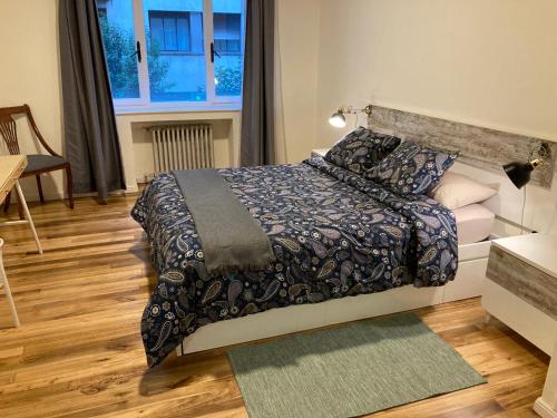 Un dormitorio con una cama y una mesa y una ventana. en Akasha Arima, en San Sebastián