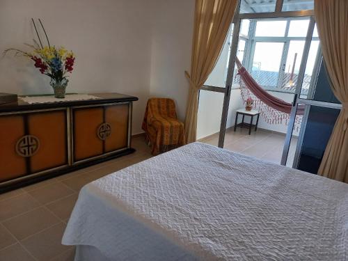 um quarto com uma cama e um quarto com uma janela em Mommy's Apartment in Copacabana no Rio de Janeiro