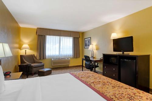TV a/nebo společenská místnost v ubytování Best Western Blackfoot Inn