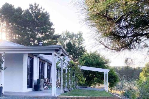 Zahrada ubytování The Pine Tree Cottage - Charming cottage close to Canberra