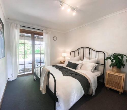 Llit o llits en una habitació de The Pine Tree Cottage - Charming cottage close to Canberra