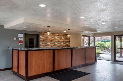 a large lobby with a bar in a house at Best Western Sunridge Inn & Conference Center in Baker City