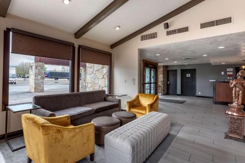 a living room with a couch and chairs at Best Western Sunridge Inn & Conference Center in Baker City