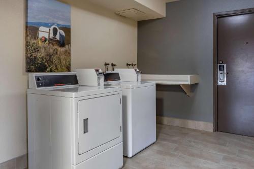 lavadero con 2 arandelas y lavamanos en Best Western Sunridge Inn & Conference Center, en Baker City