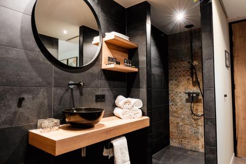 a bathroom with a sink and a mirror at Othmar Herberg in Ootmarsum