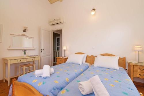 Postel nebo postele na pokoji v ubytování Villa Dimitra Fiskardo by Villa Plus