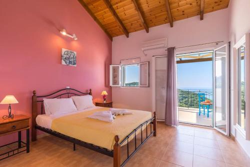 Ένα ή περισσότερα κρεβάτια σε δωμάτιο στο Villa Cassandra Fiskardo by Villa Plus
