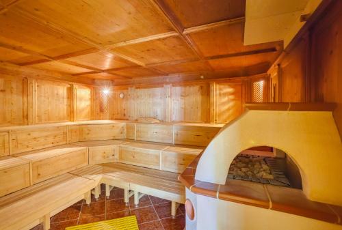 an empty sauna with a fireplace in the middle at Berghotel Hammersbach in Grainau