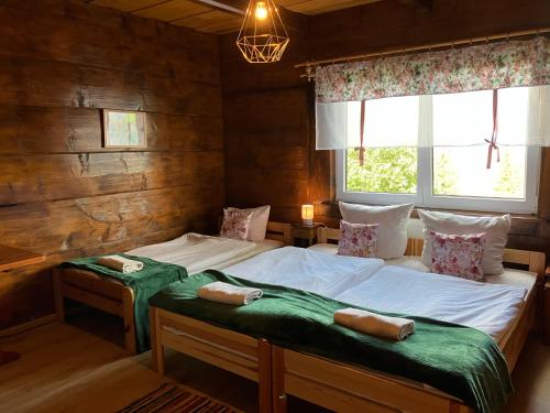 2 camas individuais num quarto com uma janela em Mała Bawaria em Zakopane