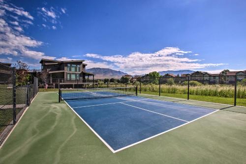 Εγκαταστάσεις για τένις ή/και σκουός στο Newly-Built Lakeside Gem with Community Perks! ή εκεί κοντά