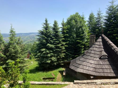 dach budynku z drzewami w tle w obiekcie Mała Bawaria w Zakopanem