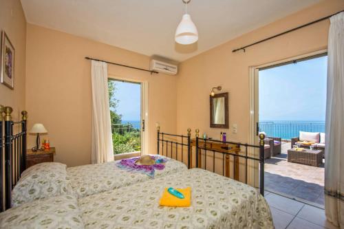 - une chambre avec un lit et une vue sur l'océan dans l'établissement Villa Vounaki by Villa Plus, à Lourdhata
