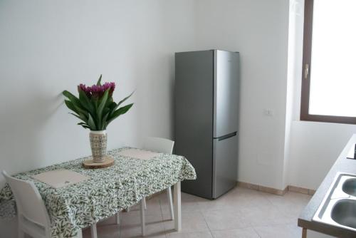 una cucina con tavolo e frigorifero di Al muro casa vacanza a Leverano