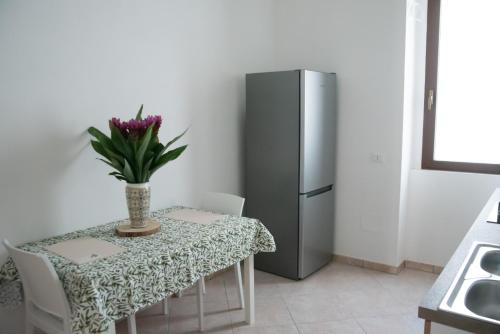 kuchnia ze stołem i lodówką w obiekcie Al muro casa vacanza w mieście Leverano