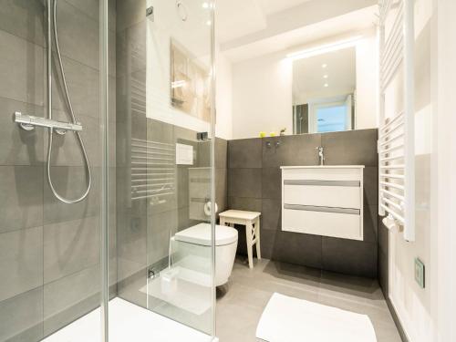 ein Badezimmer mit Toilette und Dusche in der Unterkunft Dünenresidenz Prora - Ferienwohnung mit 2 Schlafzimmern und Balkon B3-2-3 in Binz