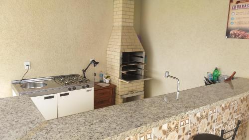Η κουζίνα ή μικρή κουζίνα στο Apto novo em Condominio com vista as Montanhas.