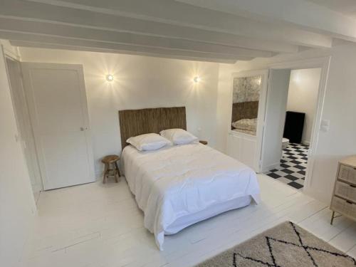Un dormitorio blanco con una gran cama blanca. en Gîte Senlisse, 4 pièces, 6 personnes - FR-1-527-11, en Senlisse