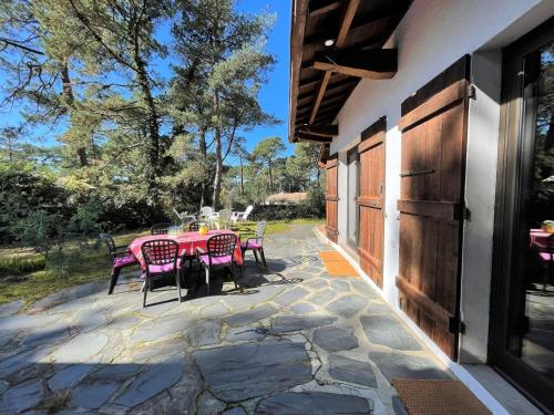 Photo de la galerie de l'établissement Villa de 135m² avec Jardin Clos, 4 Chambres pour 8 Pers, Proche Plage et Centre - Pyla sur Mer - FR-1-420-115, à La Teste-de-Buch