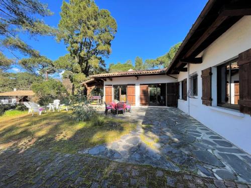 Photo de la galerie de l'établissement Villa de 135m² avec Jardin Clos, 4 Chambres pour 8 Pers, Proche Plage et Centre - Pyla sur Mer - FR-1-420-115, à La Teste-de-Buch