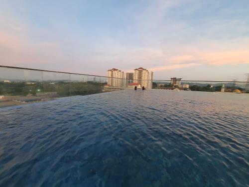 a infinity pool on the roof of a hotel at De Centrum By Jom La Homestay, Kajang Bangi in Kajang