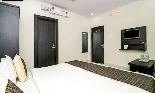 una habitación de hotel con una cama y un escritorio en Rama HS, en Agra