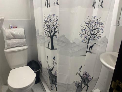 baño con cortina de ducha con árboles en Hotel Aroma del Bosque Posada Cafe en Tunja