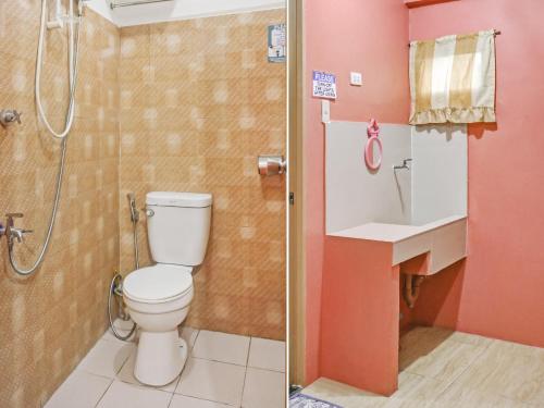 y baño con aseo, lavabo y ducha. en OYO 868 Solanos Transient House en Manila