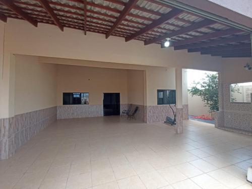 ein leeres Gebäude mit einem großen Raum mit Tischen und Stühlen in der Unterkunft Casa linda caldas novas in Caldas Novas