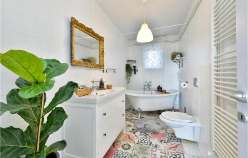 Koupelna v ubytování Beautiful Home In Gornje Plavnice With Wifi