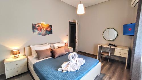 Postel nebo postele na pokoji v ubytování Efessos center apartment
