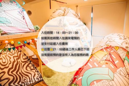 un display di ombrelloni in una stanza di Yilan Inspiration a Luodong