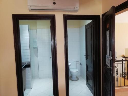La salle de bains est pourvue de toilettes et d'un lavabo. dans l'établissement Appartement dans villa, à Cite Adrar