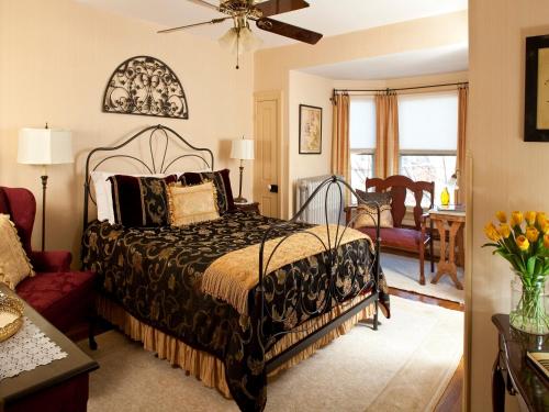 ein Schlafzimmer mit einem Bett und ein Wohnzimmer in der Unterkunft Brickhouse Inn B&B in Gettysburg