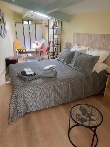 Posteľ alebo postele v izbe v ubytovaní Gîte les Noisetiers Maison familiale avec piscine