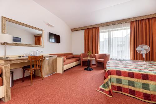 TV a/nebo společenská místnost v ubytování Info Hotel