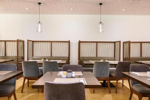 Ruang duduk di Sea Tower by Isrotel Design