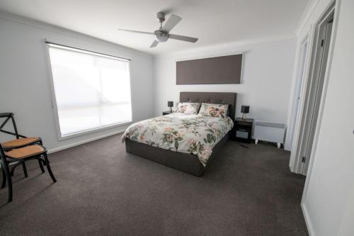 een slaapkamer met een bed en een raam bij Albatross Retreat in Inverloch