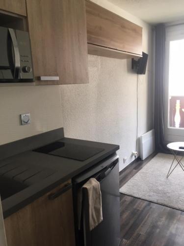 Cuisine ou kitchenette dans l'établissement Studio 1 cabine chalet club III refait à neuf