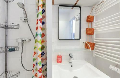 une salle de bain avec un lavabo et un miroir dans l'établissement Croisette Beach Cannes Banane 4 sleeps Apart, à Cannes