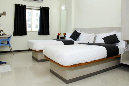 A bed or beds in a room at HOTEL NEW BHARTI