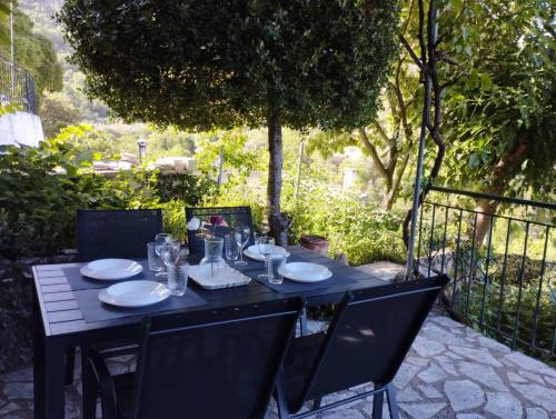 Κήπος έξω από το Kerkis Traditional Guesthouse
