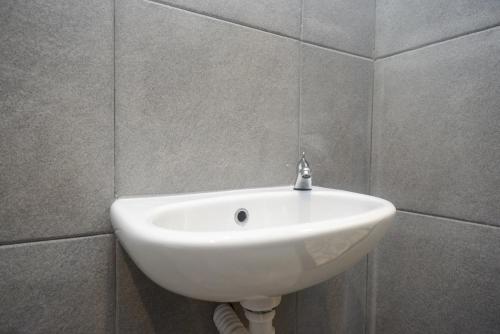 Klaten的住宿－RedDoorz @ Klaten City，墙上设有白色水槽的浴室