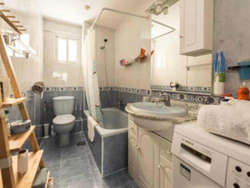 e bagno con lavandino, servizi igienici e vasca. di La Adicidad de Castellón a Móstoles