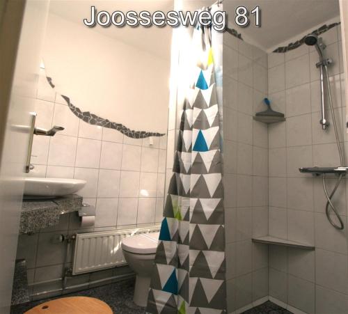 y baño con ducha, aseo y lavamanos. en Joossesweg 81 en Westkapelle