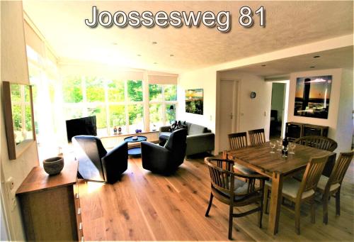 ヴェストカペレにあるJoossesweg 81のテーブルと椅子とソファのあるリビングルーム