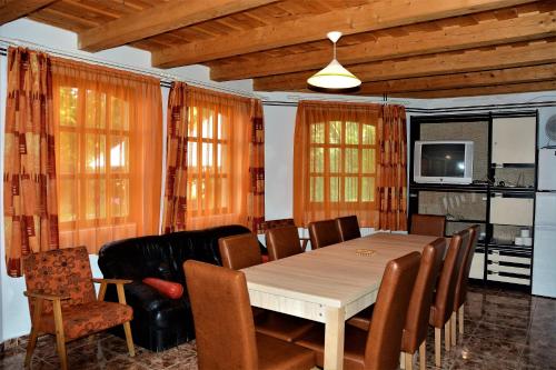 uma sala de jantar com mesa e cadeiras em Gábor apartmanok em Abádszalók