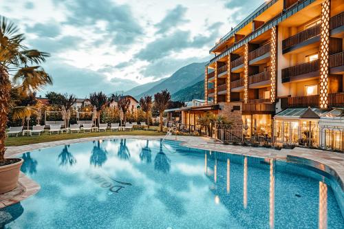 ラーチェスにあるDolceVita Hotel Jagdhofのホテルの前の大きなプール